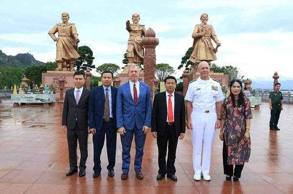 Đại sứ Hoa Kỳ thăm quan Di tích Bạch Đằng Giang