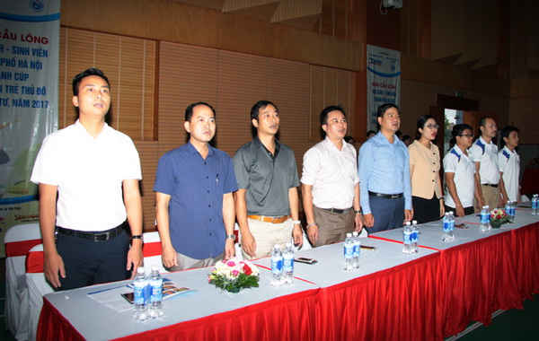Các đại biểu tới dự Lễ khai mạc Giải Cầu lông Học sinh - Sinh viên TP Hà Nội tranh Cúp Báo Tuổi trẻ Thủ đô lần thứ Tư năm 2017 làm lễ chào cờ