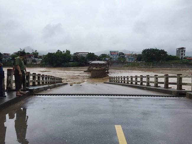 Trận lũ kinh hoàng đang càn quét nhiều huyện của tỉnh Yên Bái