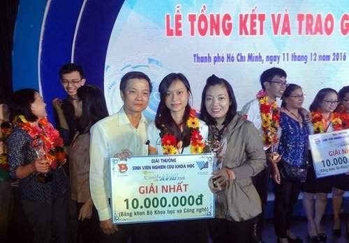 Ngọc Ánh được trao giải nhất trong cuộc thi sinh viên nghiên cứu khoa học Euréka 2016 (ảnh nhân vật cung cấp)