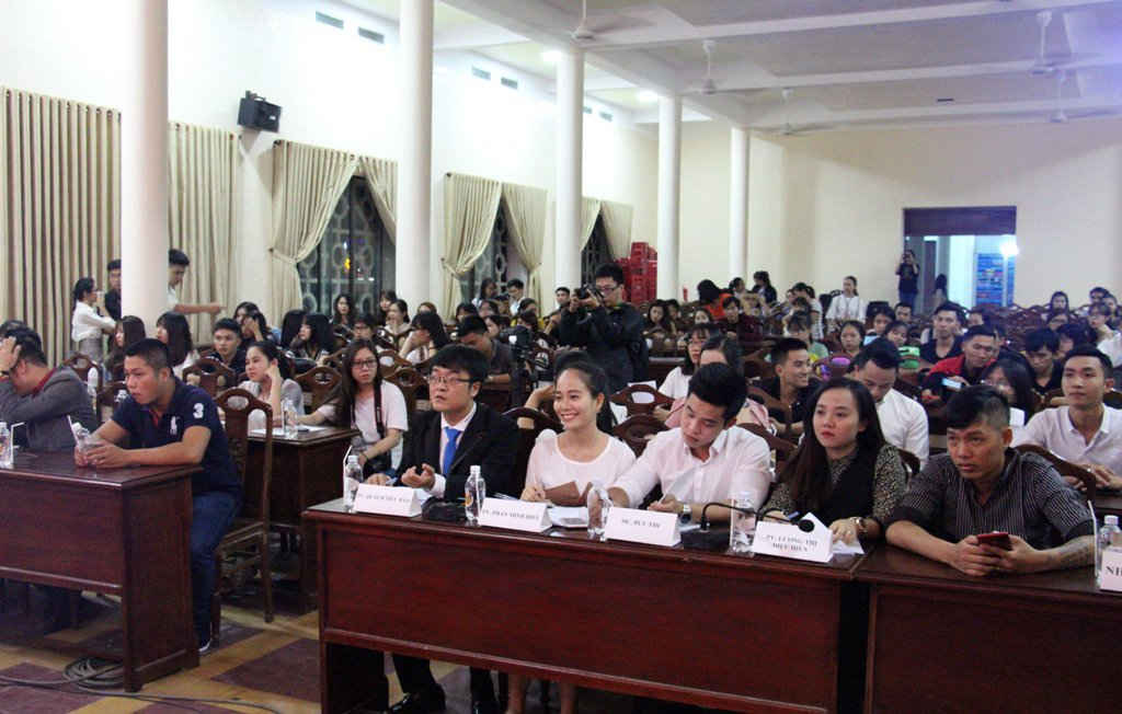 Đông đảo sinh viên đến xem và cỗ vũ cho các thí sinh
