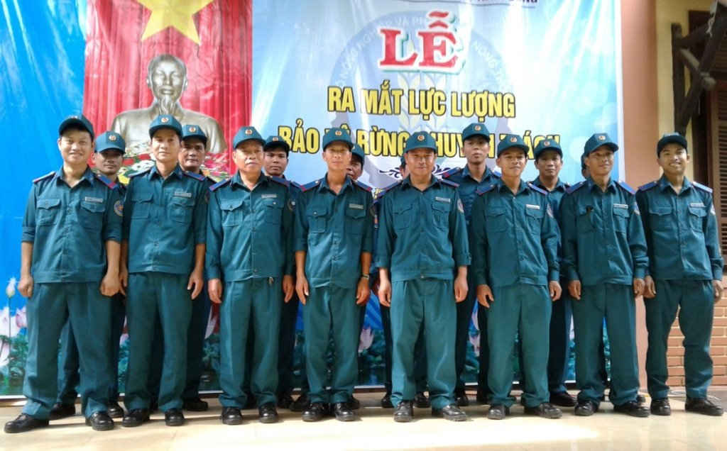 Các thành viên trong đội Bảo vệ rừng chuyên trách huyện Nam Đông (Thừa Thiên Huế) tại buổi ra mắt...