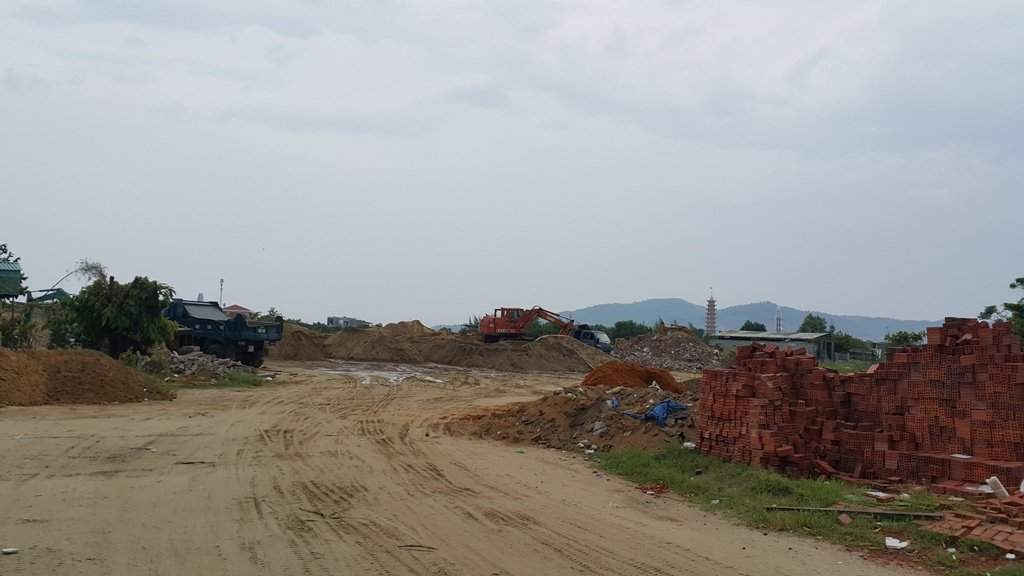 Các bãi tập kết cát, rác xà bần chất cao như núi