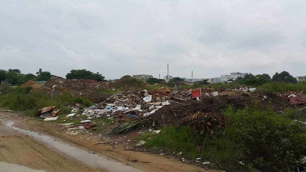 Tập kết cát, rác xà bần trái phép gây ô nhiễm môi trường
