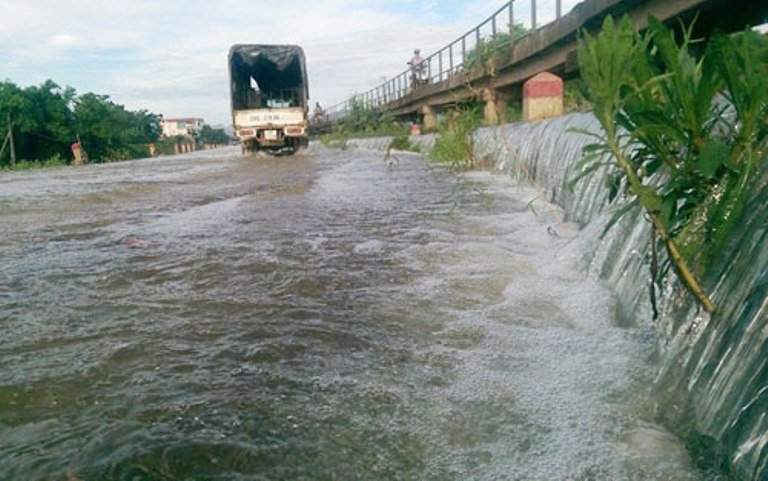 Nước tràn đập hồ Quan Sơn (huyện Mỹ Đức). Ảnh: Trọng Tùng