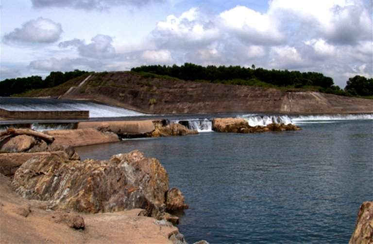 Đập dâng Nam Thạch Hãn (tỉnh Quảng Trị) xuống cấp có nguy cơ mất an toàn trong mùa mưa bão. Ảnh: Thanh Tùng.