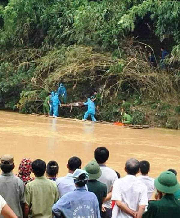 Thi thể mắc kẹt trên sông Âm, được người dân phát hiện hôm 16/10