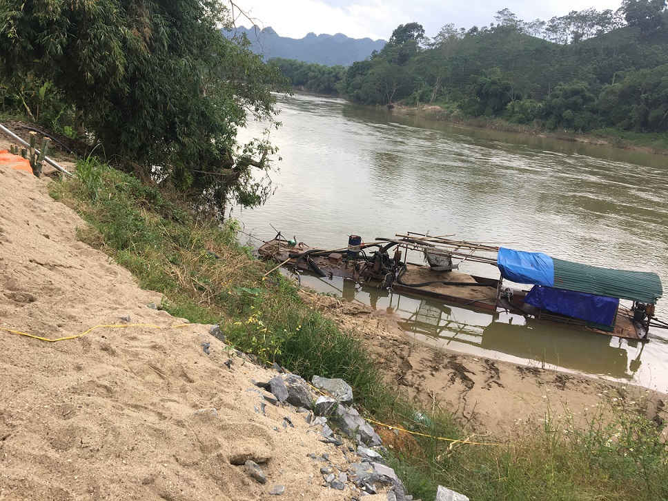 Tàu “no cát” nằm đợi để bốc dỡ sau giờ trưa