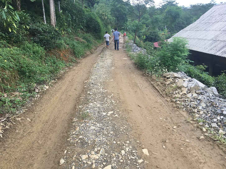 Con đường dẫn vào điểm tập kết, khai thác cát, sỏi xã Hùng An