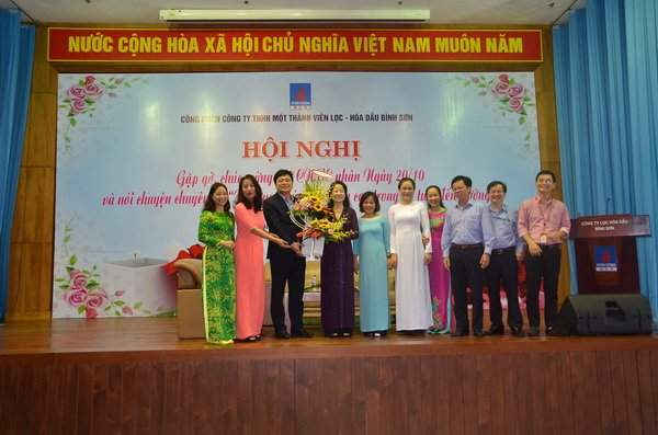 Lãnh đạo Công ty tặng hoa chúc mừng ngày 20/10