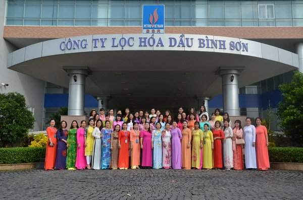 Nữ CBCNV chụp ảnh kỷ niệm 