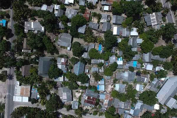 2 hình ảnh trên về Betio, phía Nam Tarawa và một khu vực ở South Tarawa