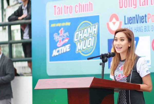 Vũ Phương Thanh (Thanh Vũ)  - đại sứ thương hiệu nhãn hàng Number 1 thuộc Tập đoàn Tân Hiệp Phát trong buổi khai mạc