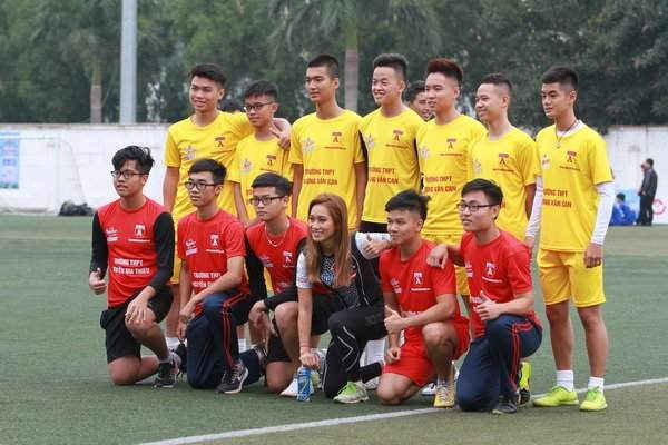 Thanh Vũ trao cờ lưu niệm và chụp hình chung với các đội bóng.