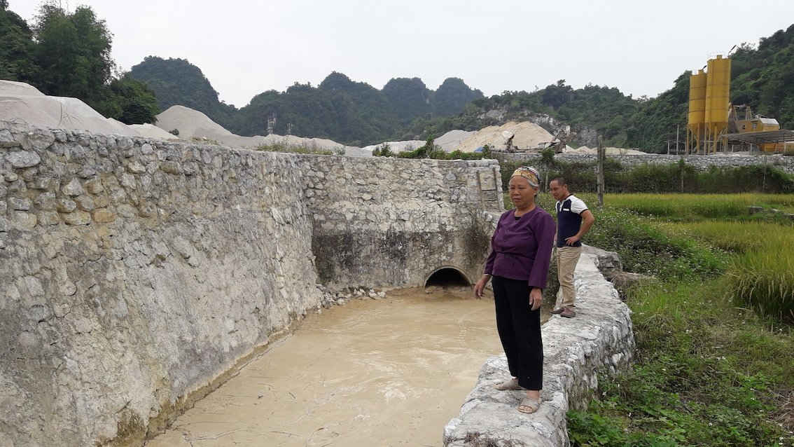 Người dân tố Công ty Giang Sơn xả thẳng ra suối gây ô nhiễm.