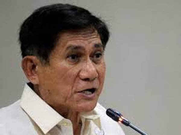 Bộ trưởng Môi trường Philippines Roy Cimatu trả lời các câu hỏi trong một buổi điều trần tại trụ sở Thượng viện, thành phố Pasay, Manila, Philippines vào ngày 4/10/2017. Ảnh: REUTERS / Romeo Ranoco