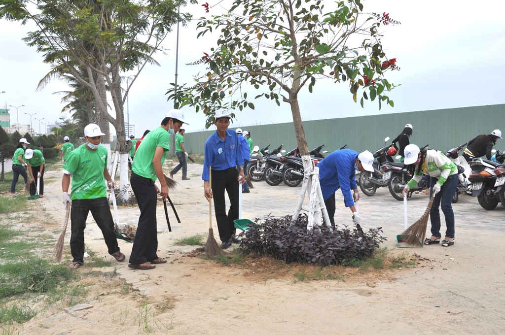 Những ngày cao điểm này, công tác triển khai dọn dẹp vệ sinh môi trường để chào mừng Tuần lễ Cấp cao APEC đang được chính quyền và người dân Đà Nẵng đi vào giai đoạn “nước rút”