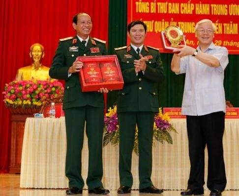 Tổng Bí thư thăm và làm việc với Bộ Tư lệnh Quân Khu 4