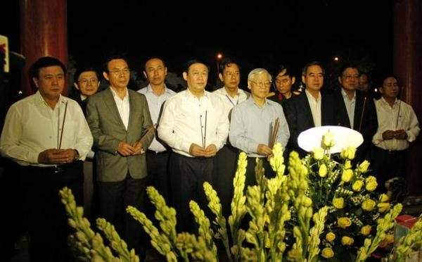 Tổng Bí thư Nguyễn Phú Trọng cùng đoàn Đại biểu Trung ương dâng hương tại Khu di tích lịch sử Truông Bồn trước Chương trình nghệ thuật