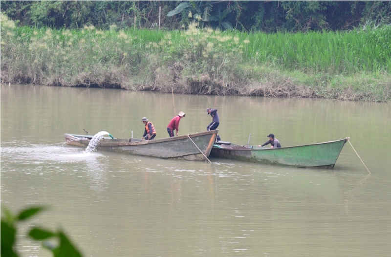 Các đối tượng ngang nhiên khai thác cát trái phép giữa ban ngày tại  địa phận xã Diên Lâm 1, Diên Khánh