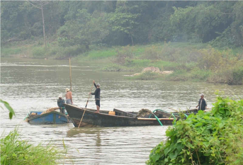 Các phương tiện khai thác cát trái phép tại thôn Tây 2, xã Diên Xuân, Diên Khánh
