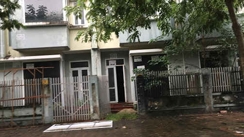 Nhiều ngôi nhà cao tầng không ai ở nên có những chỗ đã mọc rêu, nhiều đồ vật vứt bừa phứa lung tung tràn lan ra cả vỉa hè.
