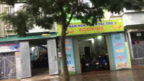 Hoạ may mới bắt gặp được một vài ngôi nhà đang ở để kinh doanh và trông giữ trẻ mầm non.