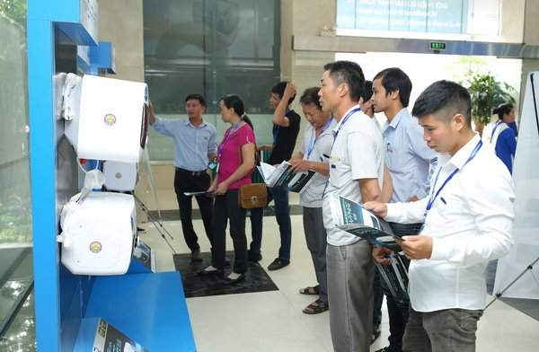 Xuất xứ rõ ràng, độ an toàn, kiểu dáng trang nhã, giá thành hợp lý... là những tiêu chí được quan tâm khi chọn mua bình nước nóng.