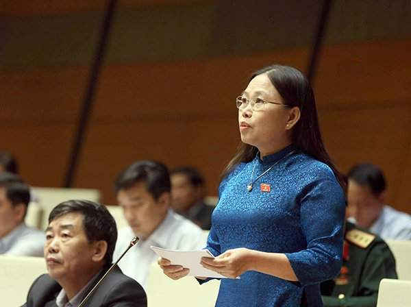 Phó Bí thư Thường trực Tỉnh ủy Bà Rịa - Vũng Tàu phát biểu thảo luận tại Hội trường sáng 1/11, ĐBQH Nguyễn Thị Yến
