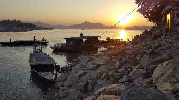 Những chiếc phà trên sông Brahmaputra ở Guwahati, Assam, Ấn Độ. Ảnh: Omair Ahmad