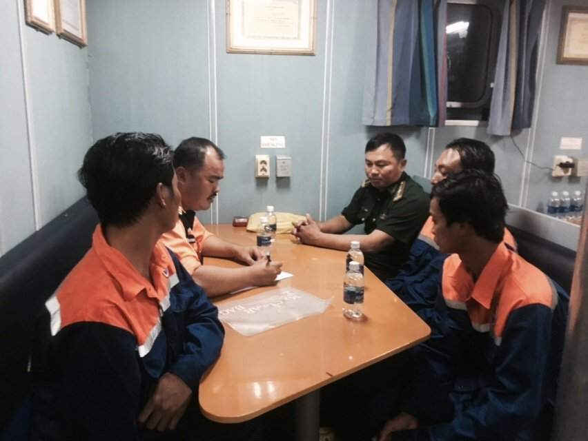 Lực lượng Đồn biên phòng Côn Đảo tiến hành các thủ tục tiếp nhận 03 ngư dân bị nạn từ tàu SAR413