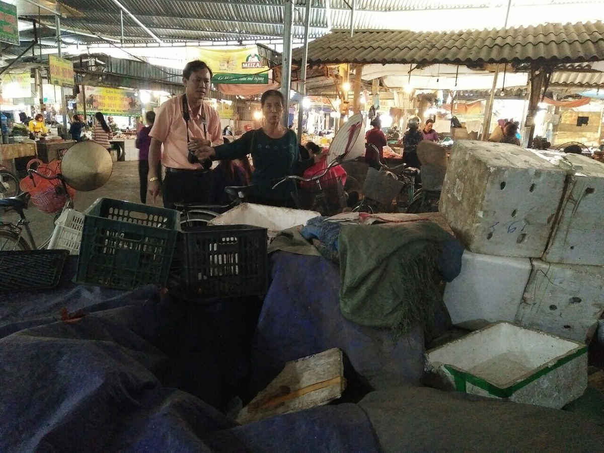 Bà V phản ánh những bức xúc với phóng viên