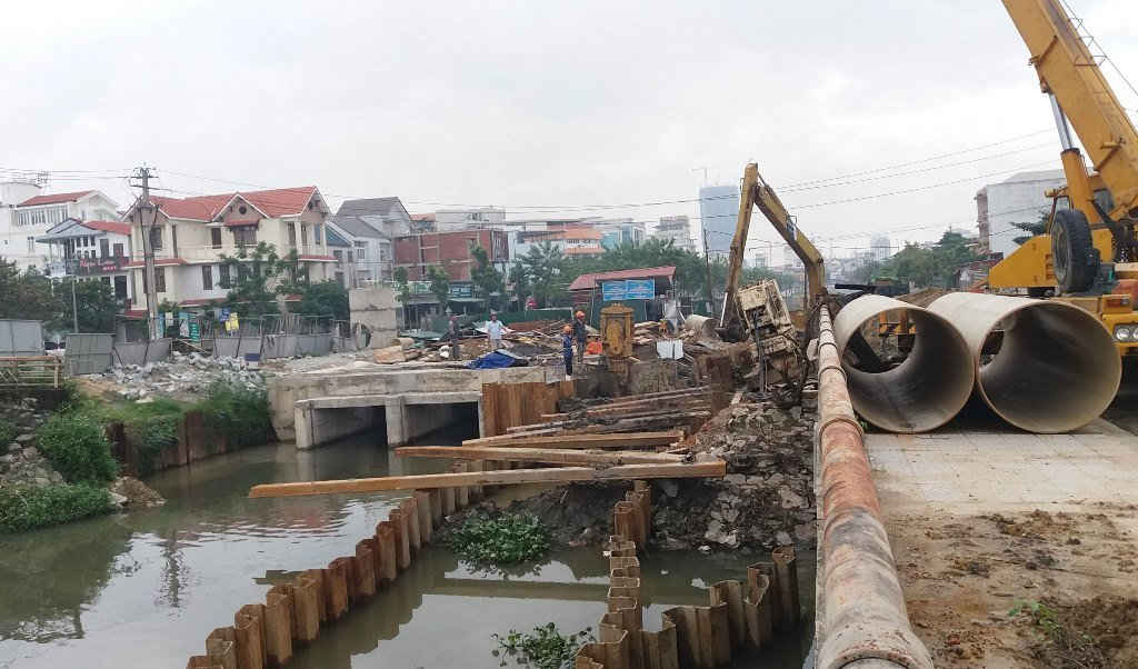 Gói thầu ở cầu Phát Lát (ảnh, đường Tố Hữu) bị sụt lún, phải tạm dừng để đánh giá lại chất lượng