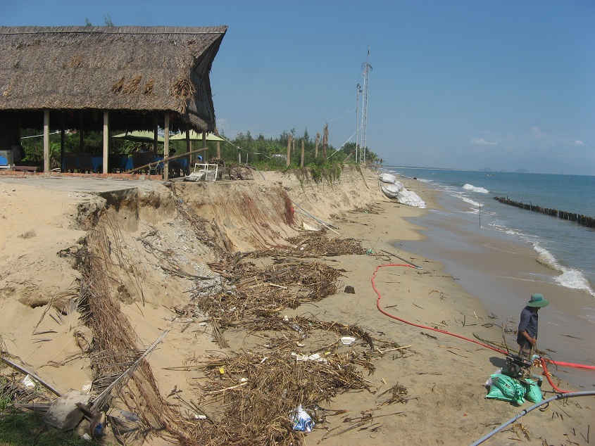 Bờ biển Cửa Đại, TP Hội An bị sóng đánh sạt lở thời gian qua.
