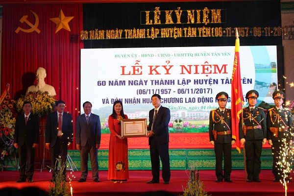 ông Bùi Văn Hải – Bí thư tỉnh ủy Bắc Giang đã chúc mừng và biểu dương những nỗ lực, thành tích xuất sắc của Đảng bộ, chính quyền, quân và dân huyện Tân Yên