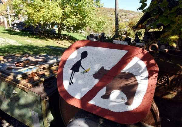 Một biển báo cấm cho gấu ăn ở khu bảo tồn gấu Croatia thuộc làng Kuterevo, Croatia. Hình ảnh: STR / AFP / Getty Images
