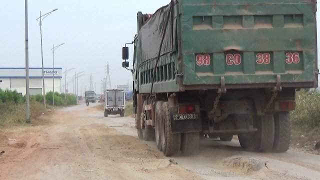 Xe tải hạng nặng chạy ngược chạy xuôi vào con đường này