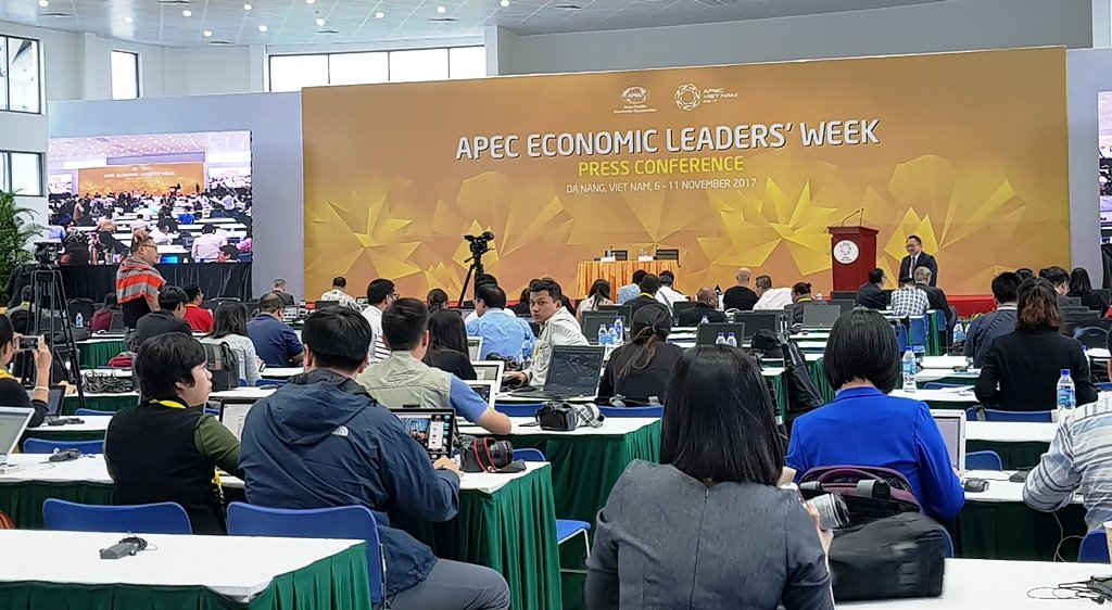 Báo chí trong nước và quốc tế tham dự buổi họp báo