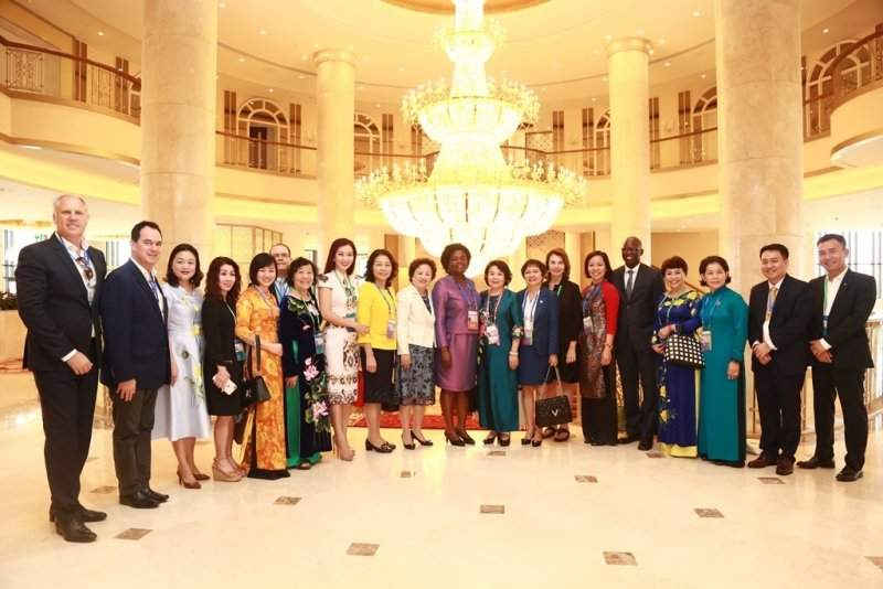 Bà Victoria Kwakwa và Bà Nguyễn Thị Nga chụp ảnh lưu niệm với các đại biểu.