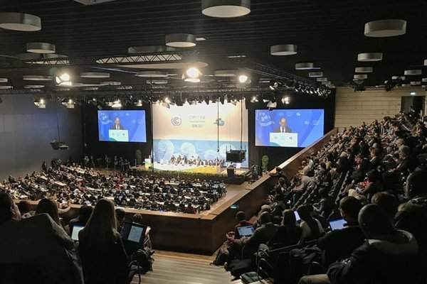 Những người Fiji tiến hành nghi lễ truyền thống trong phiên khai mạc COP 23. Hình ảnh: Ronald Wittek / EPA