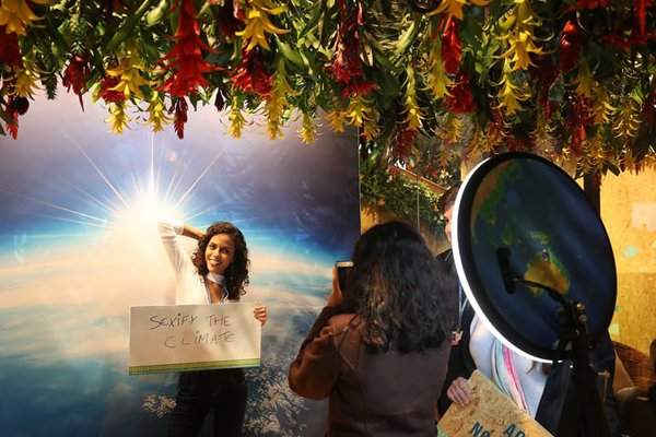 Các blogger trẻ từ Brazil chuẩn bị thông điệp BĐKH cho truyền thông xã hội. Hình ảnh: Sean Gallup / Getty Images