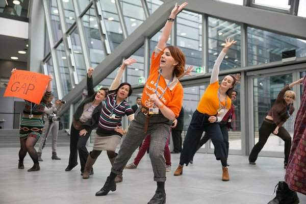 Đại diện của Phụ nữ và Giới cử tri biểu diễn aerobics để nhắc nhở các đại biểu COP 23 về khoảng cách giữa bất bình đẳng giới và 