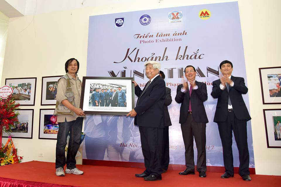 Trước khi cắt băng khai mạc, nghệ sĩ Phạm Mạnh Hùng đã tặng ảnh cho ông Phạm Thế Duyệt, ông Đặng Thanh Hải, ông Đoàn Văn Kiển (Nguyên Chủ tịch HĐTV Tập đoàn CN Than - Khoáng sản Việt Nam) và ông Phạm Văn Minh