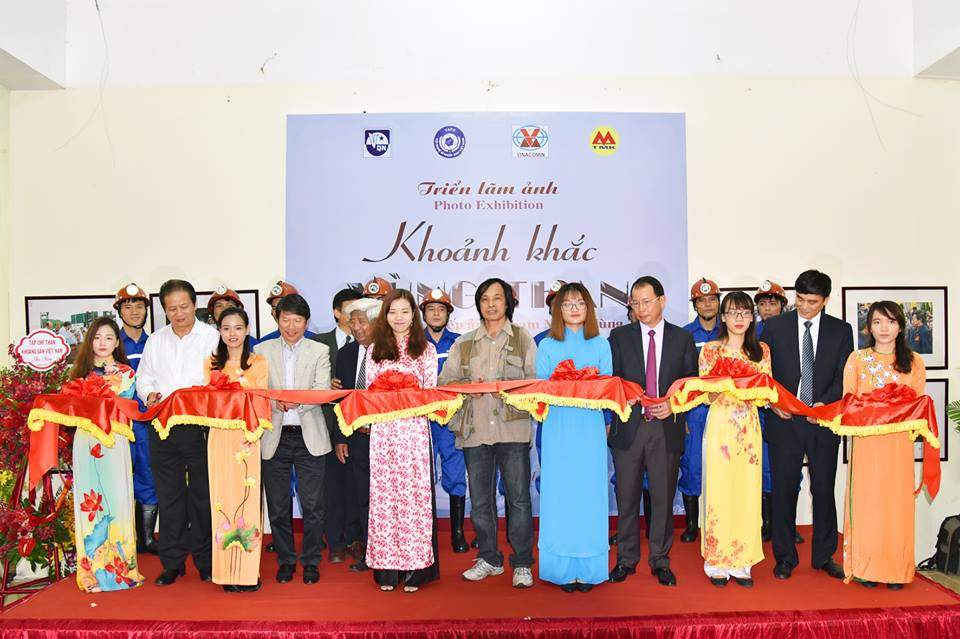 Các đại biểu cùng nghệ sĩ Phạm Mạnh Hùng cắt băng khai mạc triển lãm 