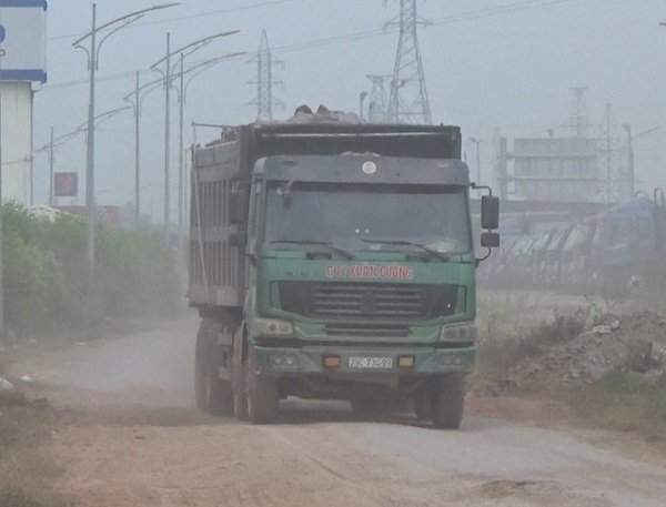 Xe quá tải hoạt động, các xe tải chạy ầm ầm, mặt đường bị cầy xới, xuống cấp nghiêm trọng.