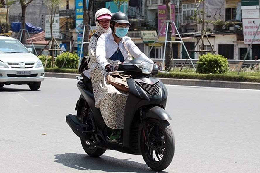 Dù lập đông, thời tiết Hà Nội vẫn có nắng nóng 30 độ.