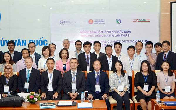 Các đại biểu tham dự diễn đàn chụp ảnh lưu niệm