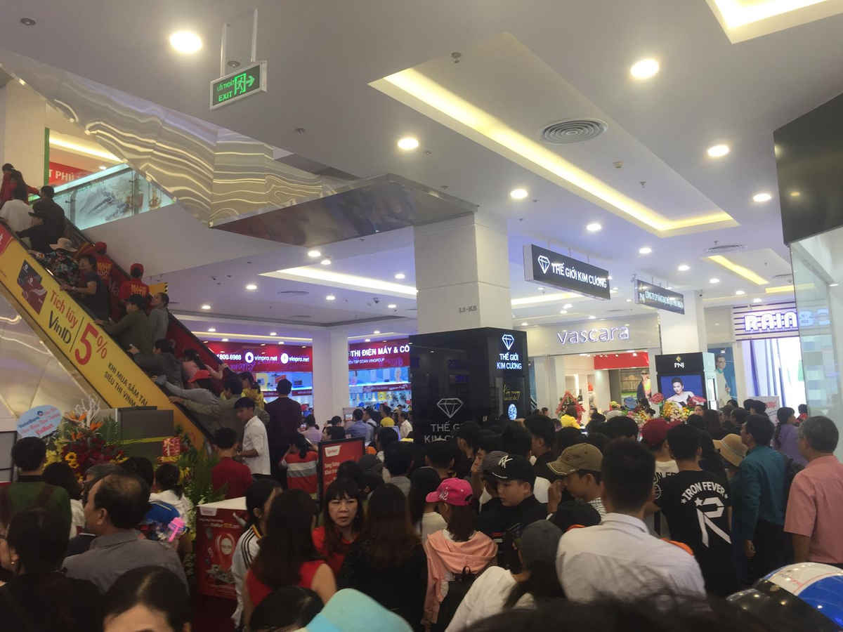 Khách hàng chen chân mua sắm trong ngày đầu khai trương 