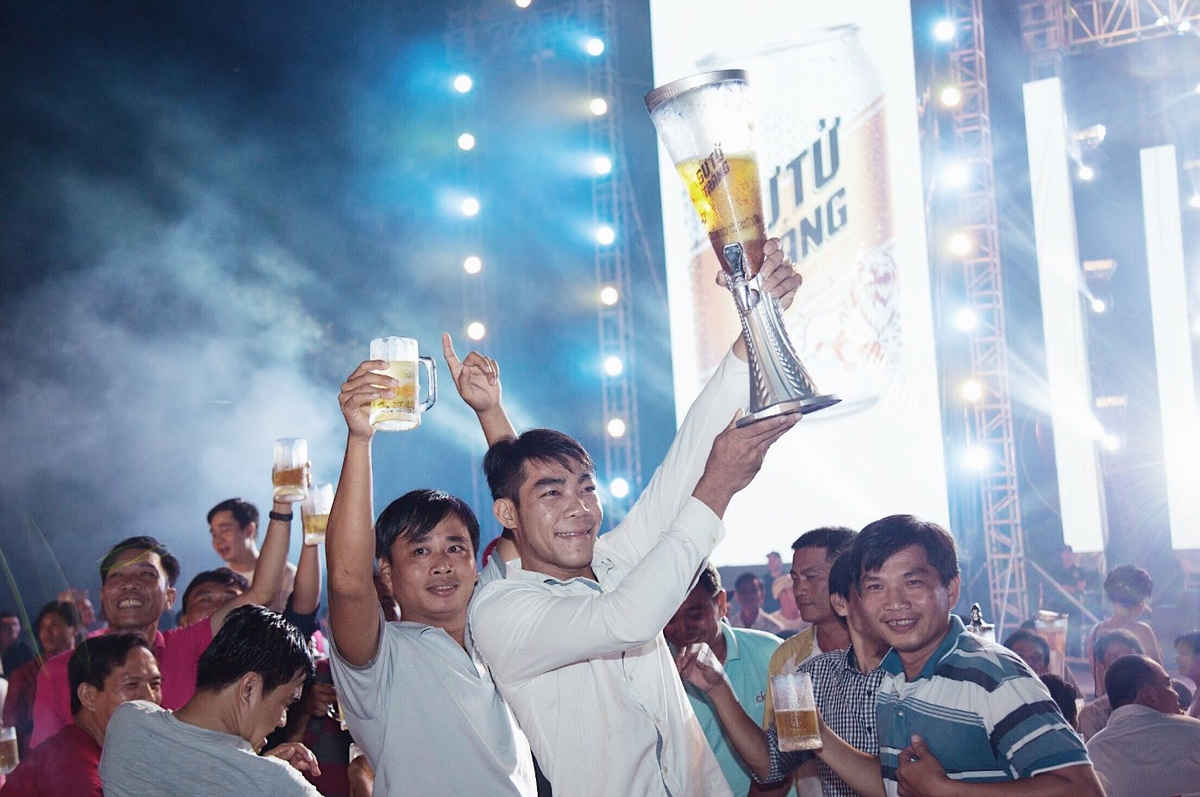 Các anh em chí lớn thưởng thức những mẻ bia tươi ngon chuẩn men Đức.