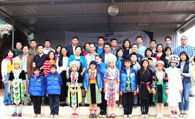 Các đại biểu chụp ảnh lưu niệm với thầy cô giáo và các em học sinh nhà trường.